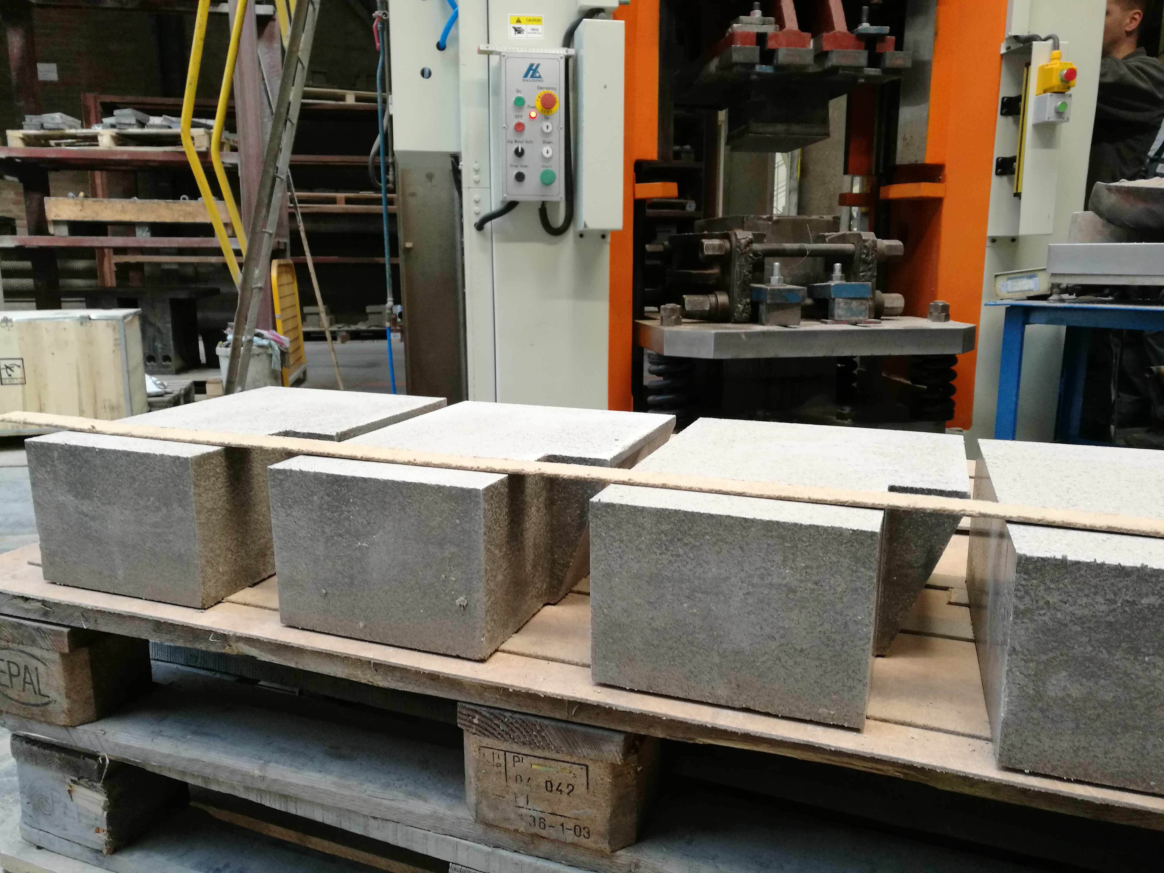 電動螺旋壓力機異型磚、特異型磚客戶現場