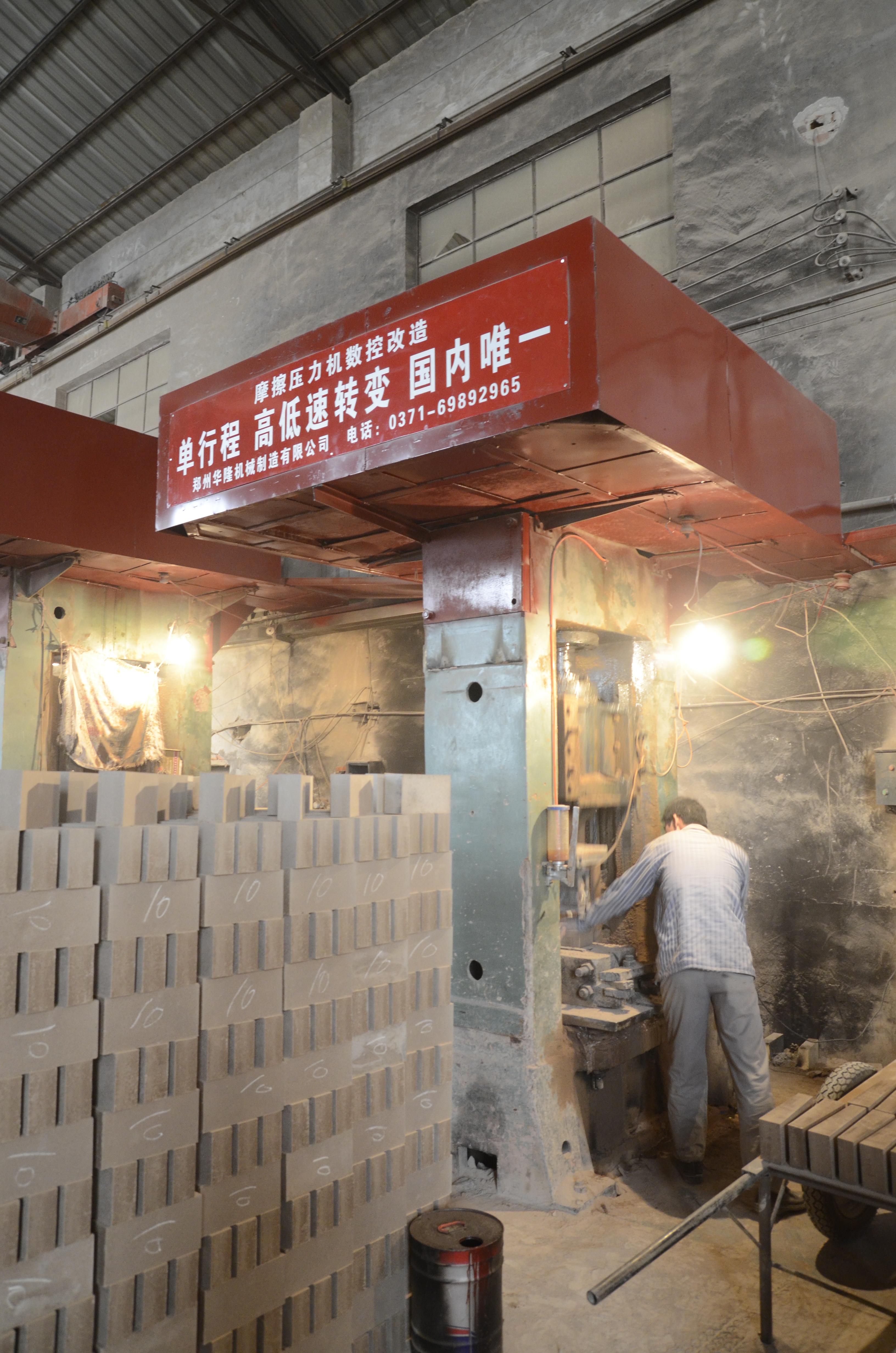 為什么企業(yè)都在淘汰摩擦壓力機(jī)？不僅僅是省錢的事